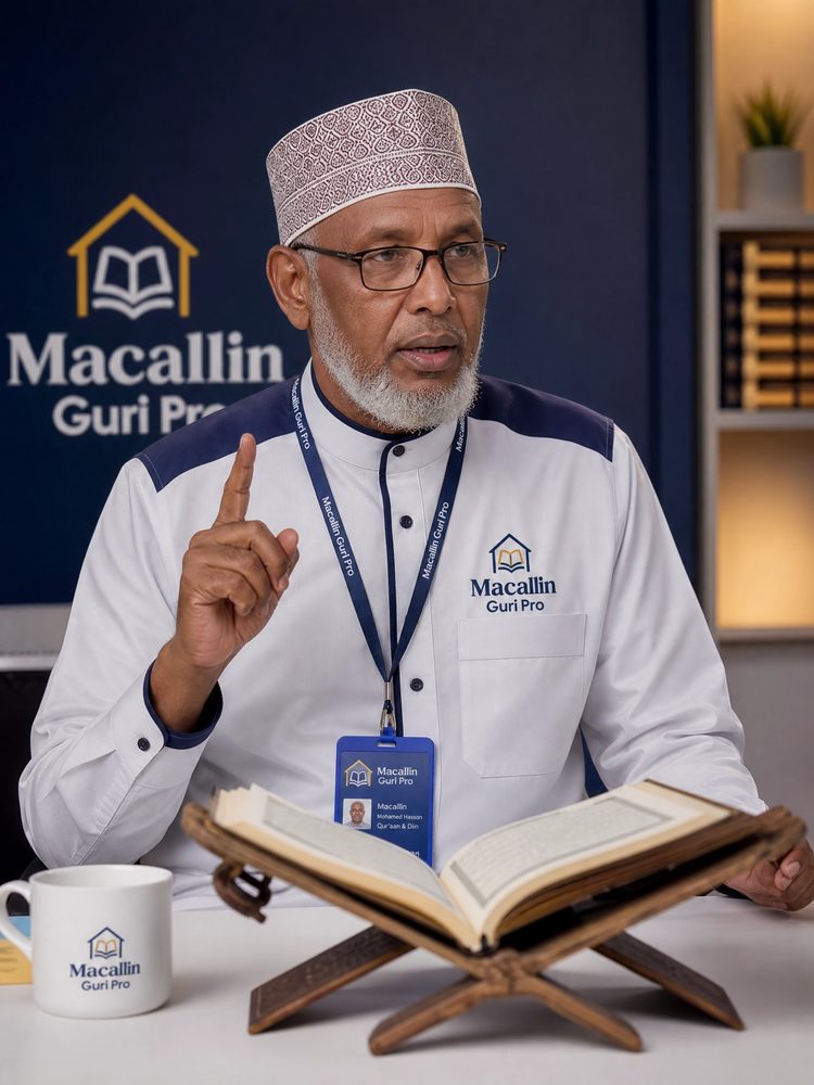 Macalin Qur'aan iyo Cilmiga Diinta oo akhrinaya Qur'aanka